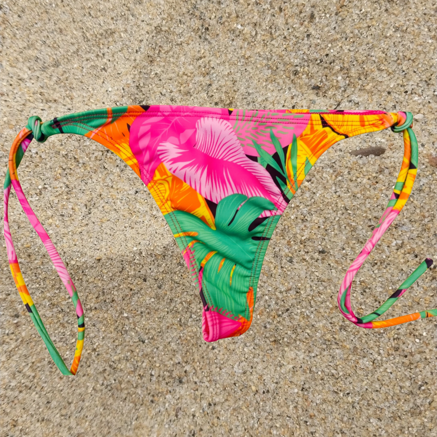 Garota less con tiritas - Imagen 2