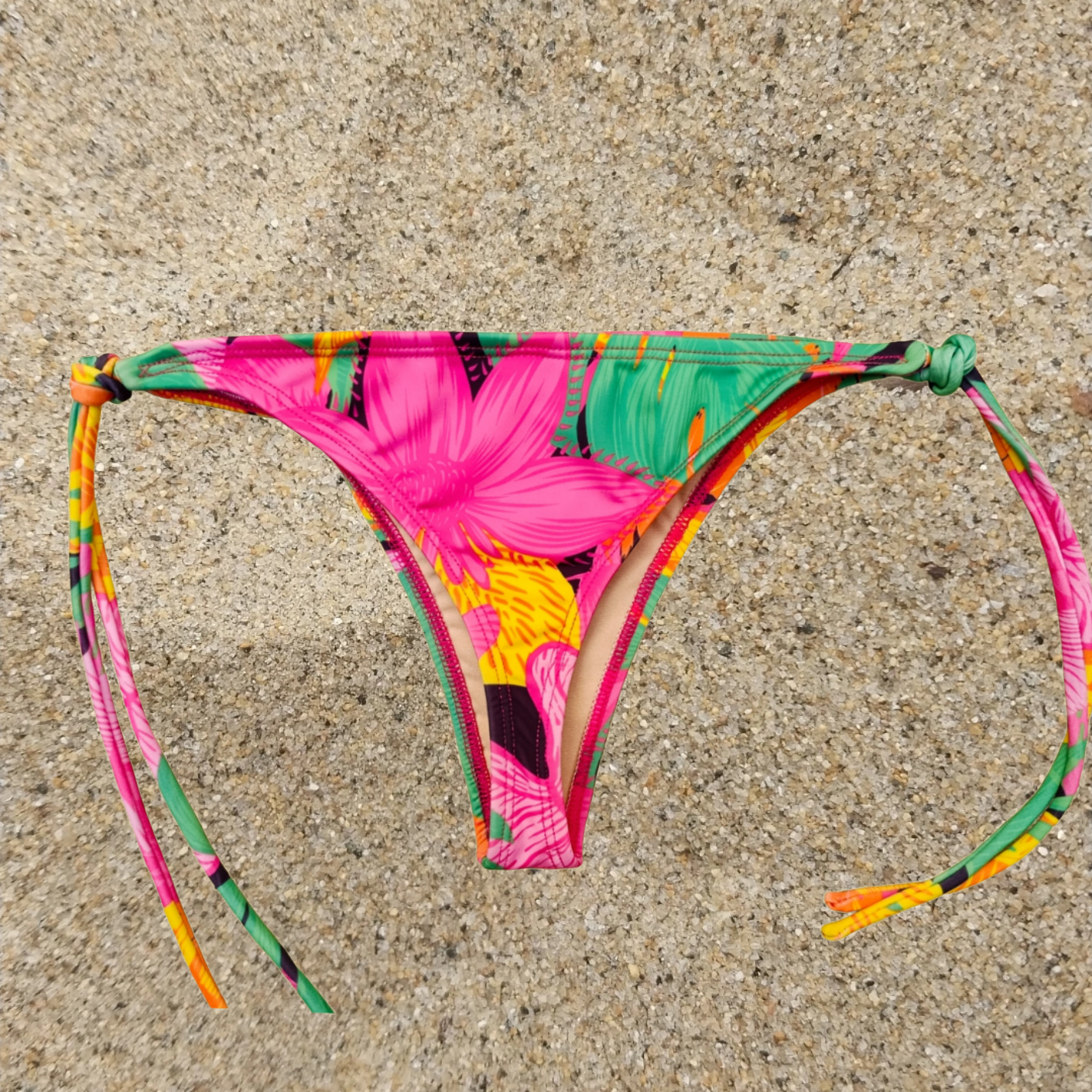 Garota less con tiritas - Imagen 3